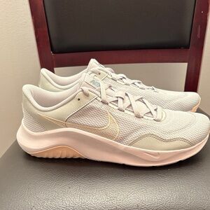 New Nike Legend Essential 3 Women's Size 10 Walking Shoes Sneakers